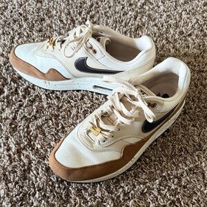 Nike Men's Beige and Brown Sneakers